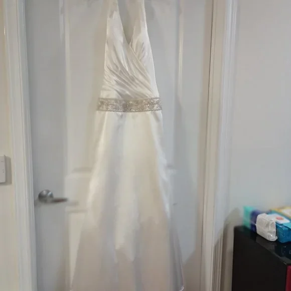 Gorgeous beautiful shape used Galina Signature Wedding gown Ivory, halter Size 6 - Picture 3 of 11